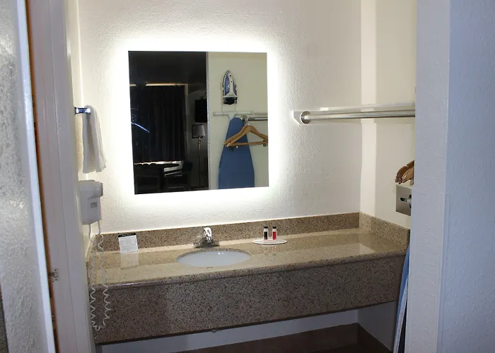 Howard Johnson By Wyndham Hotel